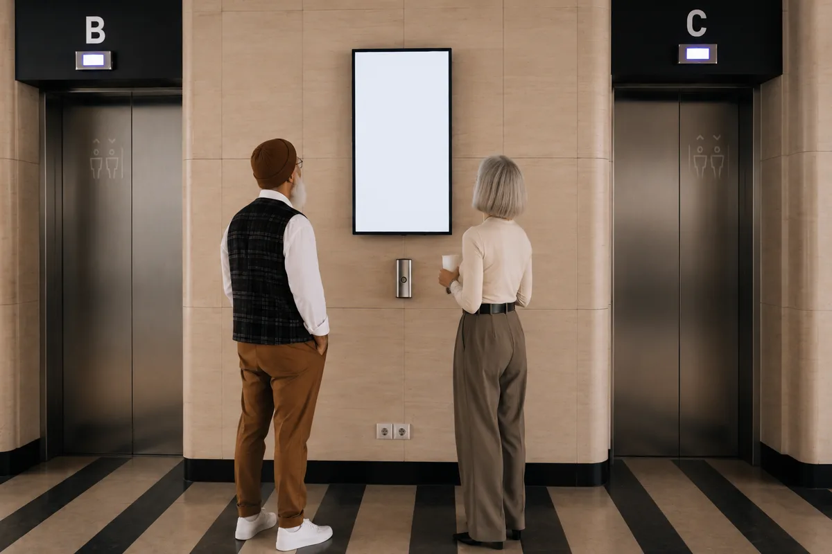 Vorher-Nachher-Vergleich: Hotelflur mit und ohne ScreenWay Digital Signage – Mit ScreenWay